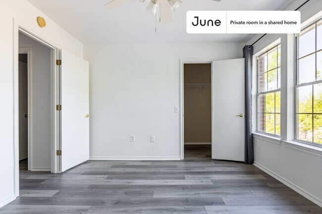 Building Photo - Private bedroom in 3 bed/2.5 bath Home