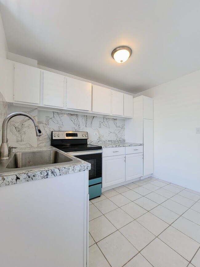 Building Photo - AVAILABLE NOW | Updated One Bedroom, One B...