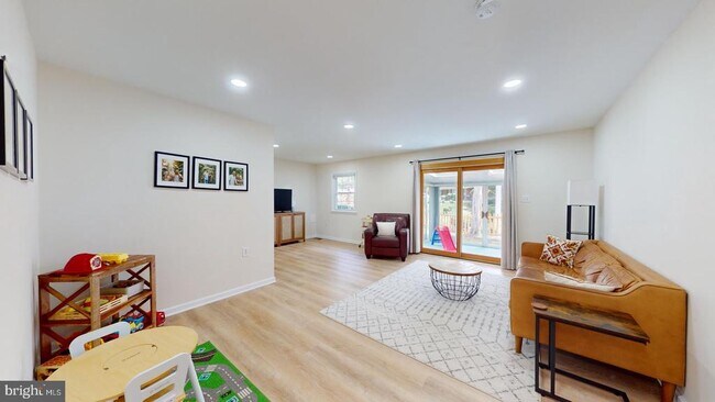 Foto del edificio - 5810 Helmsdale Ln