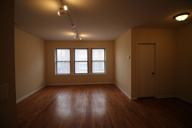 Foto del edificio - 3007 W Lawrence Ave