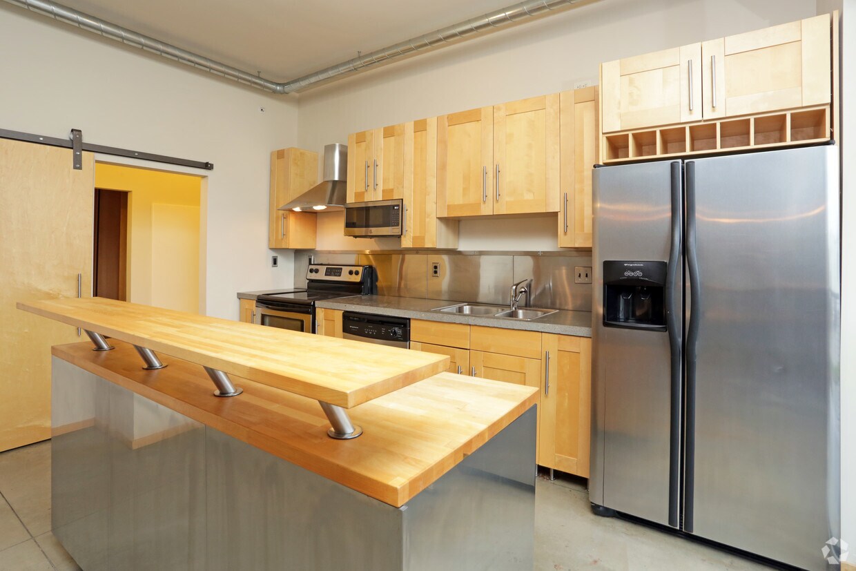 Ingersoll Square Lofts Apartments in Des Moines, IA