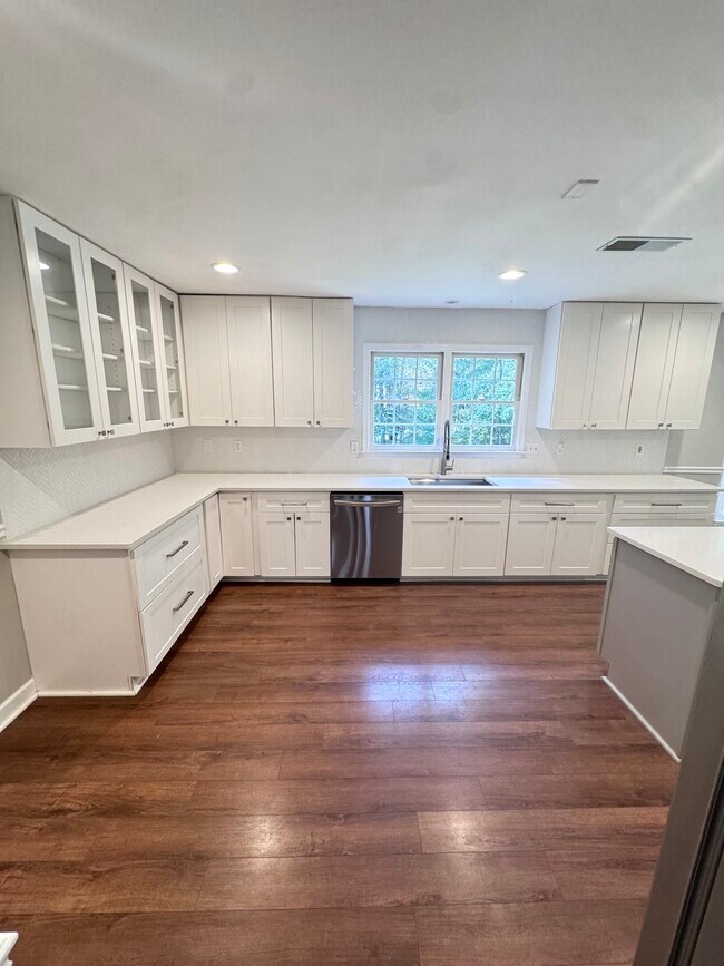 Foto del edificio - 1884 Dovonshire Rd S W