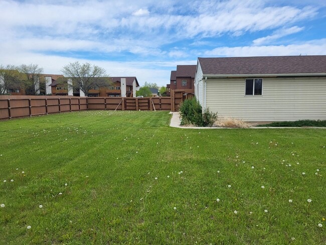 Building Photo - 200 Valley View Dr