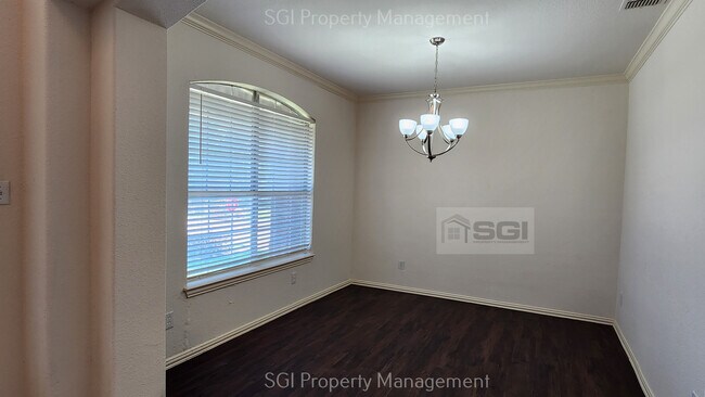 Foto del edificio - Corner lot with massive yard!