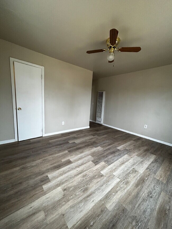 Building Photo - 2 bedroom 1 bathroom
