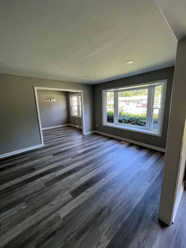 Foto del edificio - Available May 1st. Totally Remodeled 3 BR/2 BA