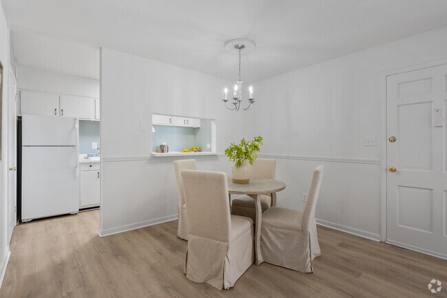 2 habitaciones, 1 baño, 990 pies cuadrados, comedor - Chateau Orleans Apartments