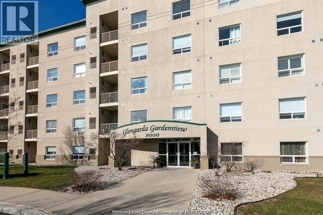 Photo du bâtiment - 5000 Wyandotte St E