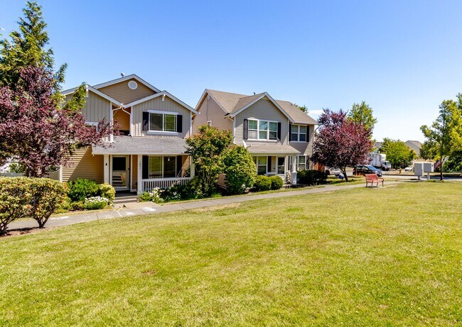 Foto del edificio - 3 bedroom, 2.5 bath DuPont home featuring AC!