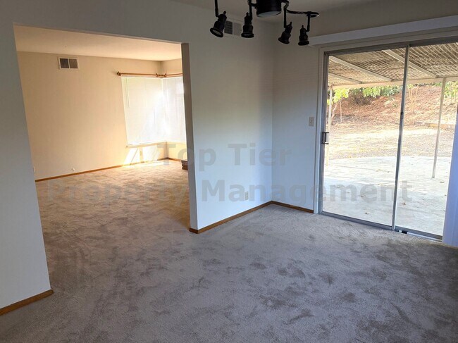 Building Photo - 2827 San Carlos Dr