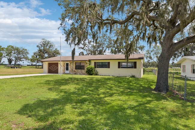 Building Photo - 4704 Queen Palm Dr