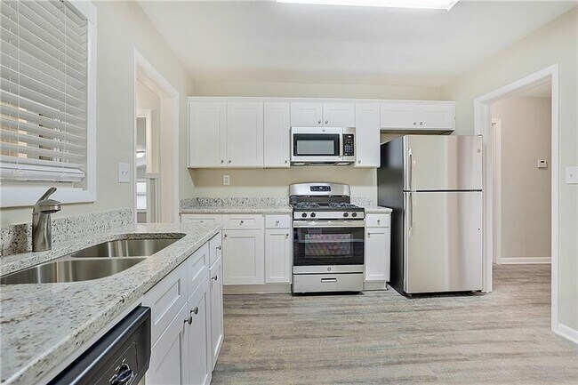 Building Photo - 562 Collingwood Dr