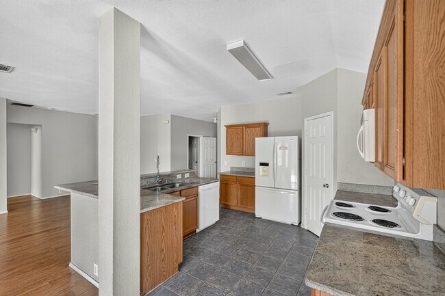 Building Photo - 1325 Periwinkle Dr