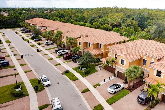Building Photo - 10384 Wellington Parc Dr
