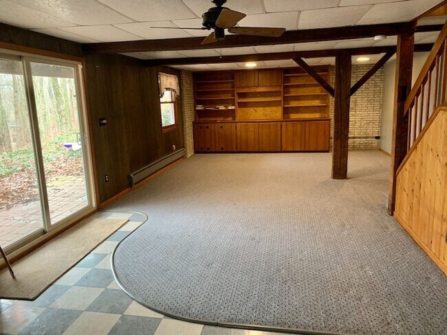 Building Photo - Country setting, split level, Mapleton Sch...