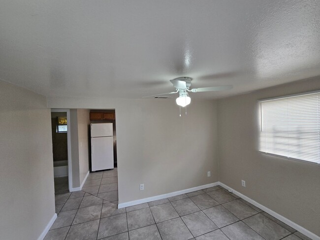 Building Photo - 4 Bedroom Single Home