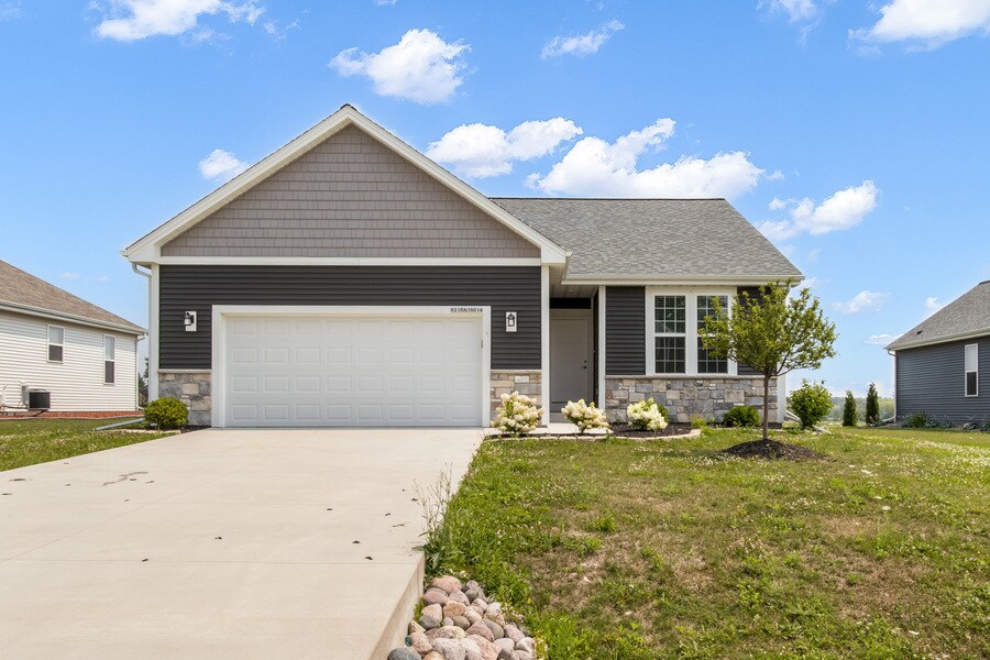 Foto principal - W218N16014 Tiger Lily Dr