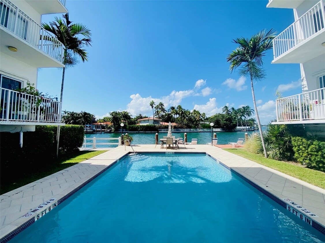 Foto principal - 10250 W Bay Harbor Dr