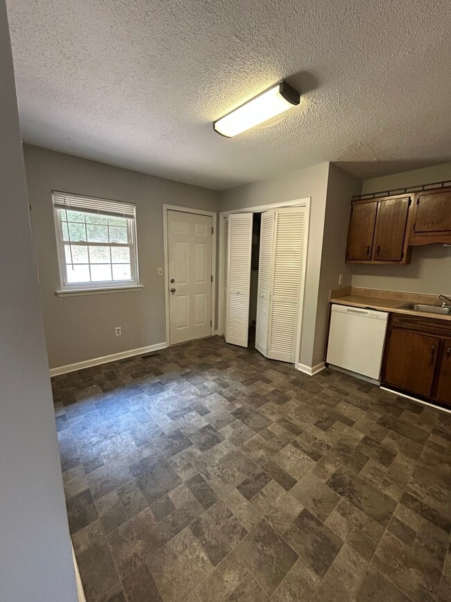 Building Photo - 406 Missionary Ave