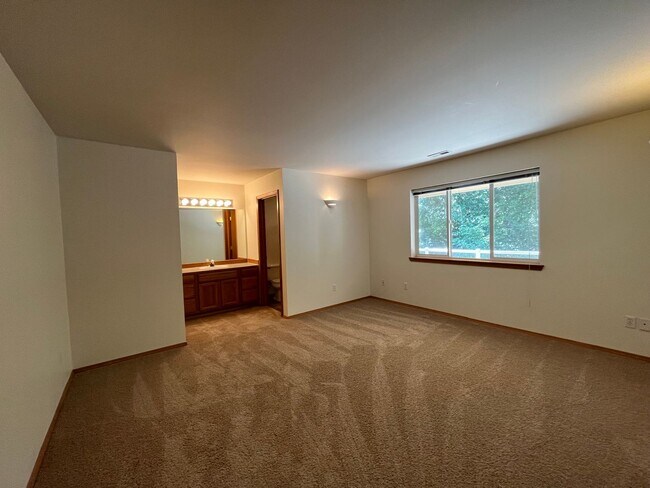 Foto del edificio - 3 Bed, 2 Bath Condo with Garage