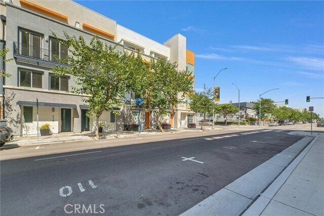 Foto del edificio - 359 E Broadway