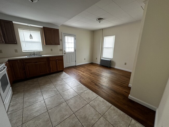 Kitchen and dining room - 58 Lake St