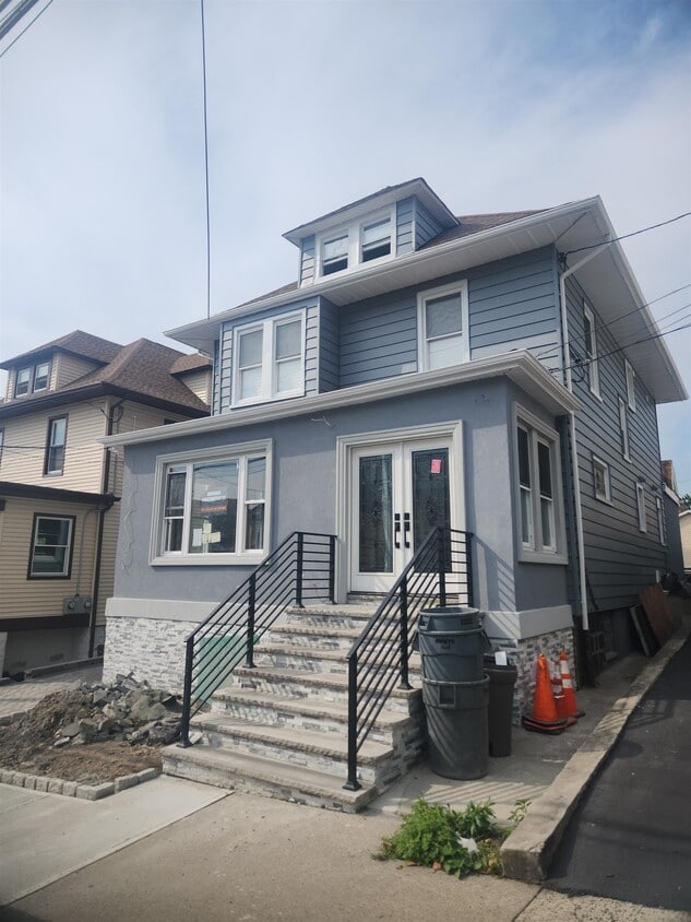 Primary Photo - 331 76th St