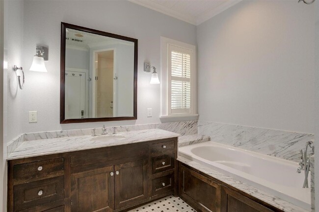 Building Photo - Charming 3-Bedroom Home with Spacious Layo...