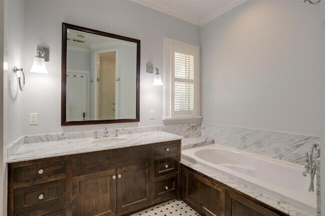 Building Photo - Charming home in Coveted Berkeley Place!