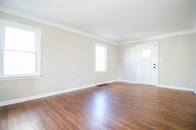 Foto del edificio - 4353 Lyman Ave