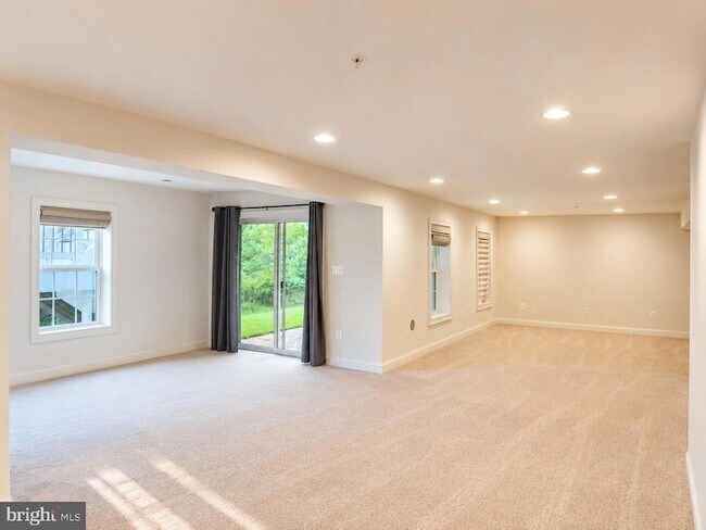 Foto del edificio - 3348 Burton Dr
