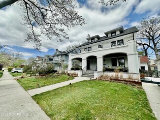 Building Photo - 703 7th Ave
