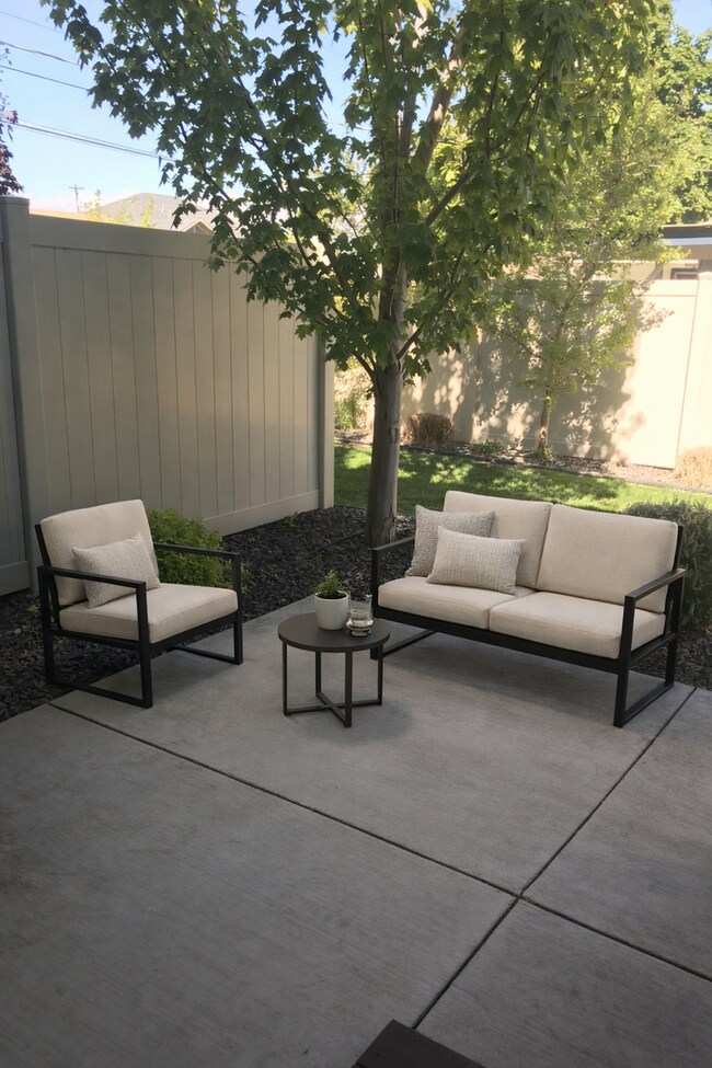 Foto del edificio - Fresh Price Drop + Move-In Ready: Doesn't Get Any Better Than That!  Oh wait- How about Saving $1...