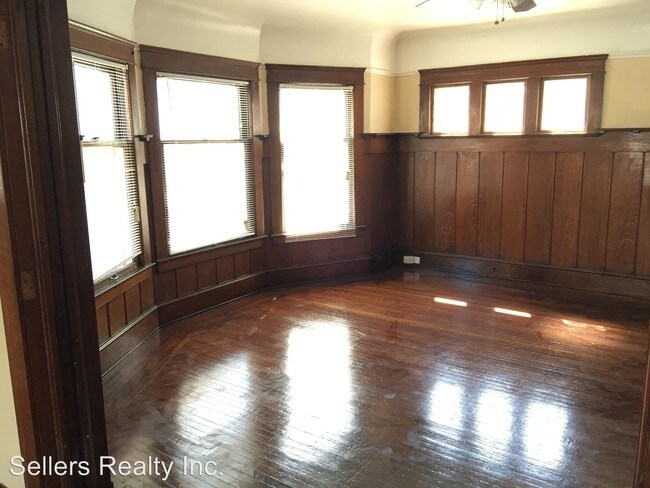 Building Photo - 10820 Grantwood Ave