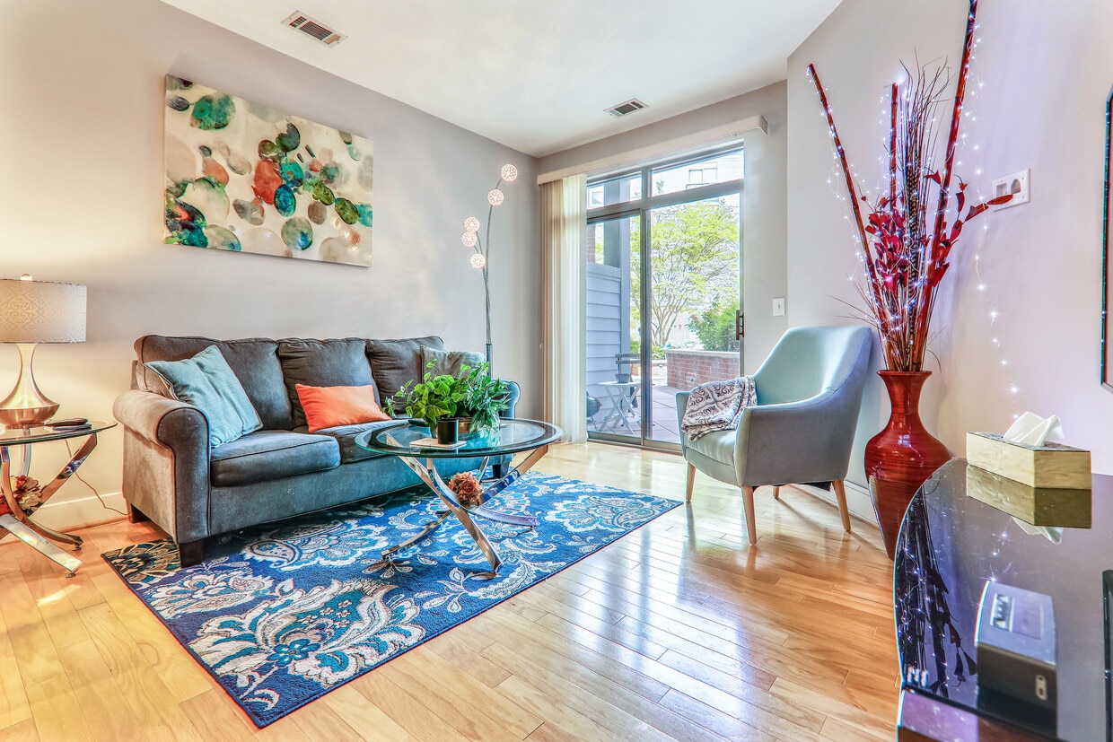 Patio off living rm in center courtyard - 1800 Wilson Blvd