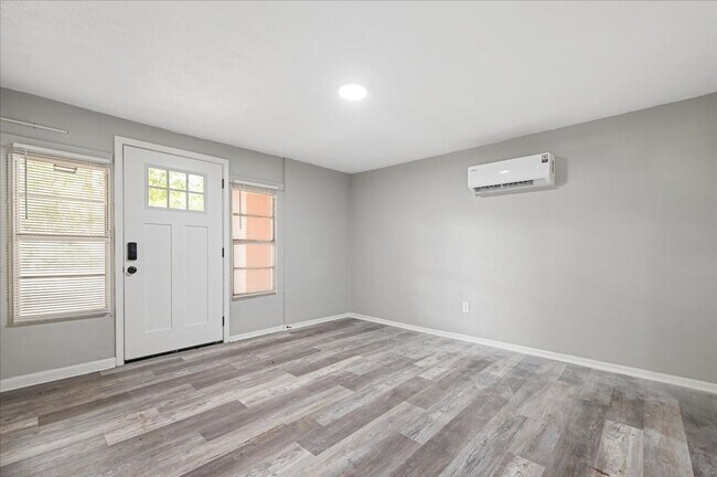 Building Photo - Cozy 2-Bedroom, 1-Bathroom Upper Unit at S...