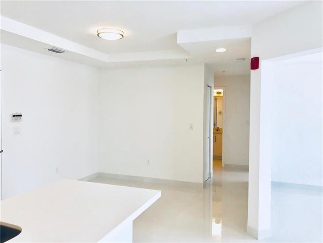 Building Photo - AVENTURA PLACE