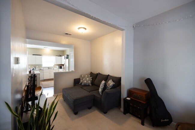 Building Photo - 3 bed/ 2.5 Bath - Townhouse in Laurel - Av...