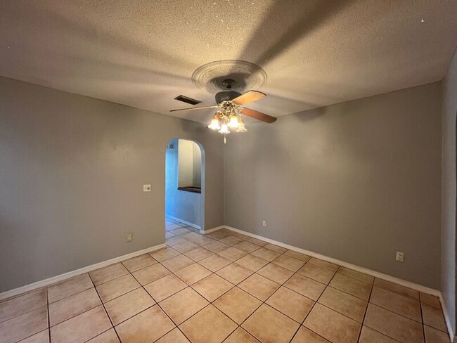 Building Photo - 2904 Sabal Palm Dr