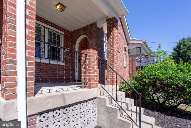 Building Photo - 104 53rd St NE