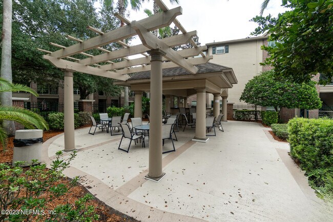 Building Photo - 7800 Point Meadows Dr