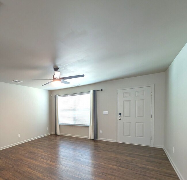 Foto del edificio - Charming home located in the Apple Creek Community in Dallas NC!