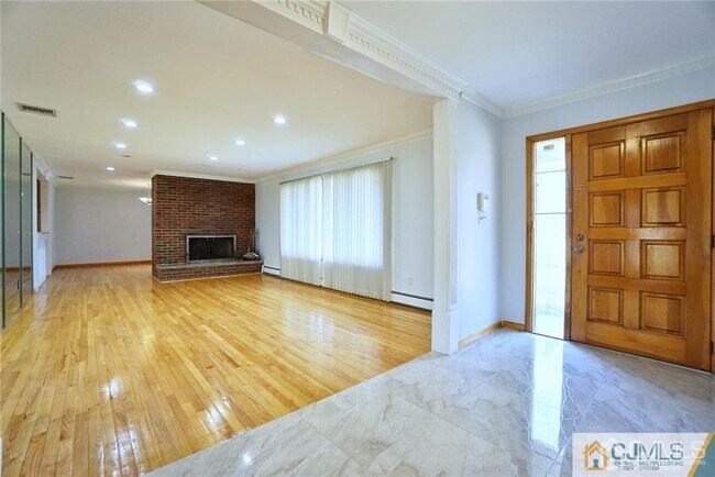 Foto del edificio - 18 Fresh Ponds Rd