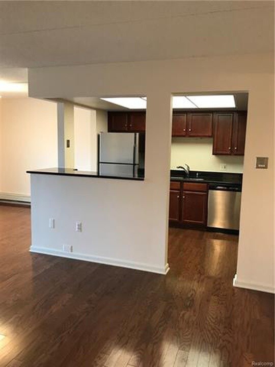 Primary Photo - 35300 Woodward Ave