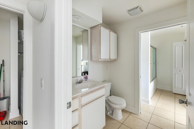 Foto del edificio - 20050 Oak Rd E