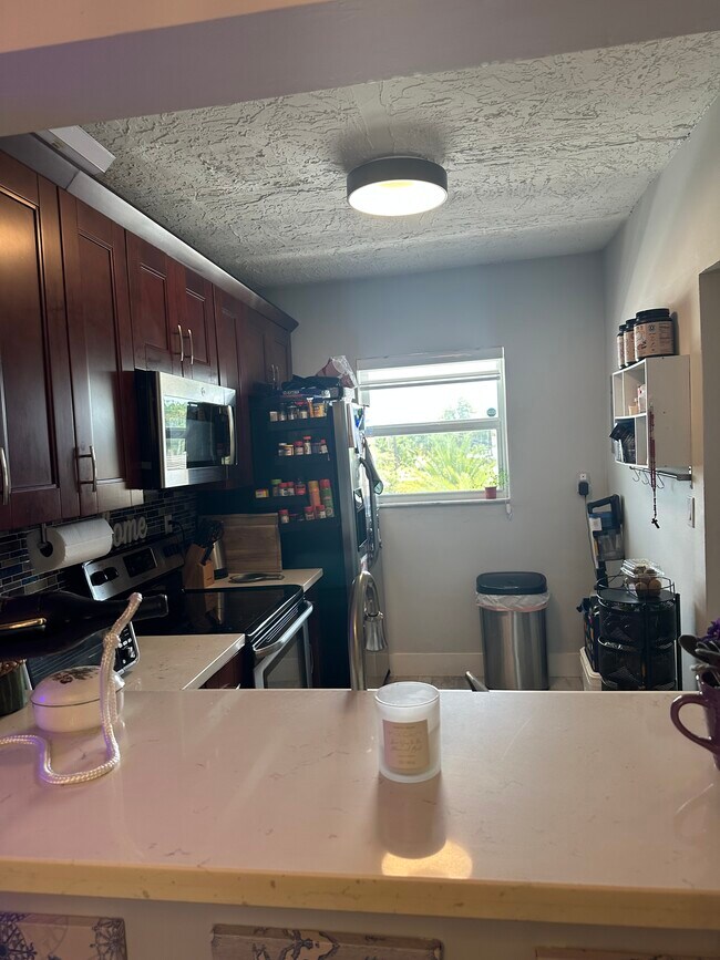 Foto del edificio - 1400 NE 57th St