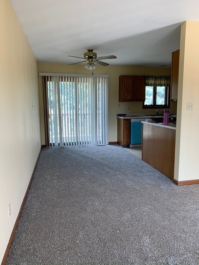 1617 Woodgate Dr, Sycamore, IL 60178 Apartment for Rent in Sycamore