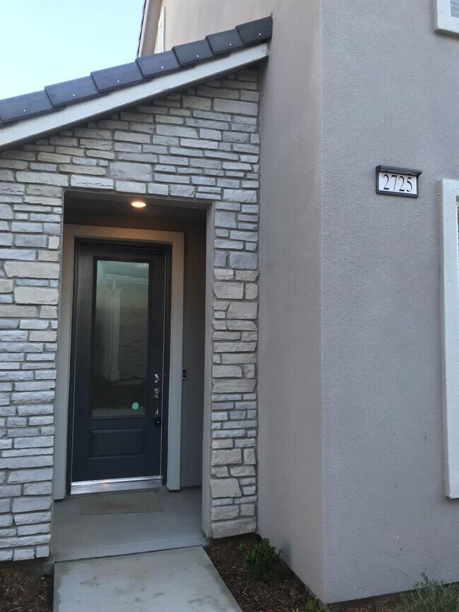Building Photo - 2725 E Teaberry Dr