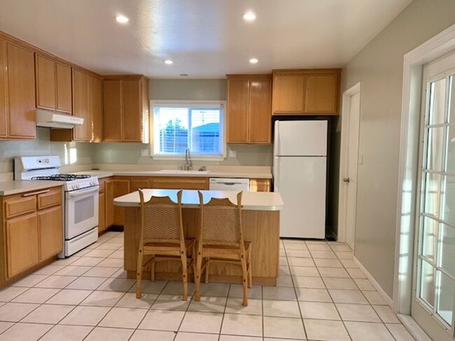 Building Photo - Camarillo | 3 Bed + 2 Bath Home | Jay Ct.