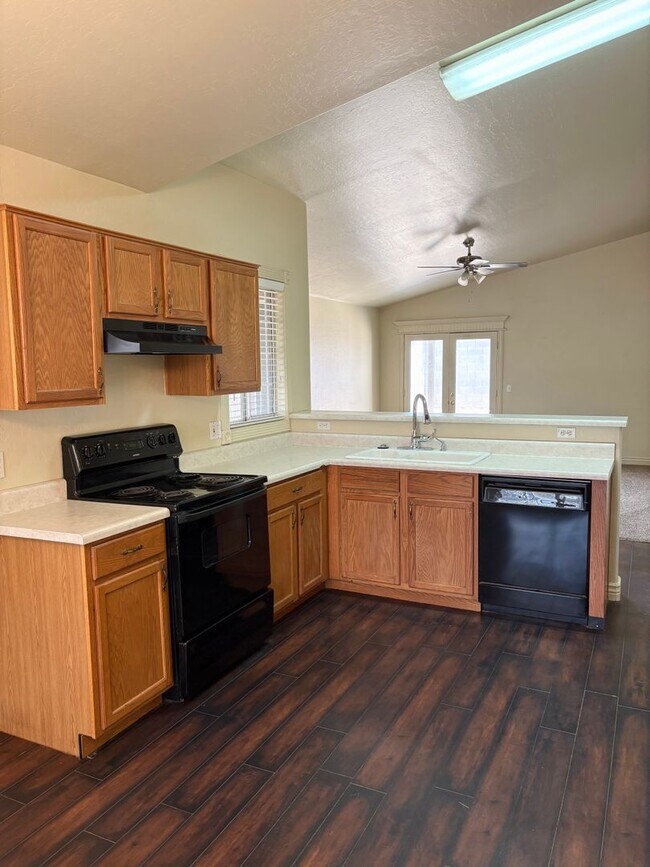 Foto del edificio - **Excellent 3br/2ba/2 car garage HOUSE (UN...
